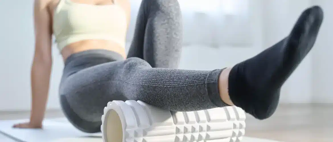afbeelding van een vrouw die een erg goede foam roller gebruikt