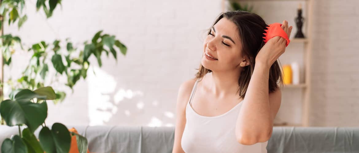 afbeelding van een vrouw die een goed hoofdmassage apparaat gebruikt