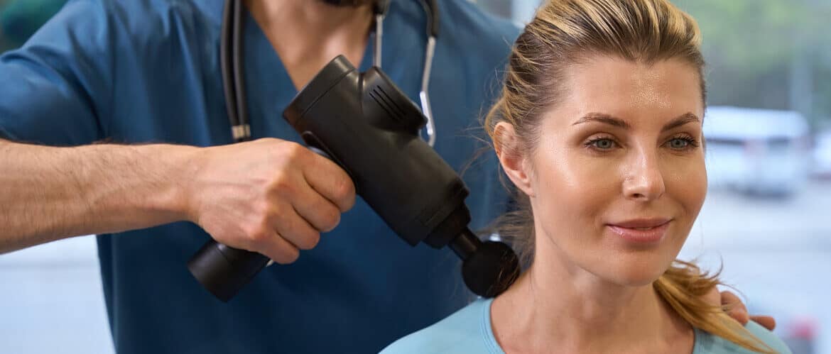 afbeelding van een vrouw die gemasseerd wordt door een goede massage gun
