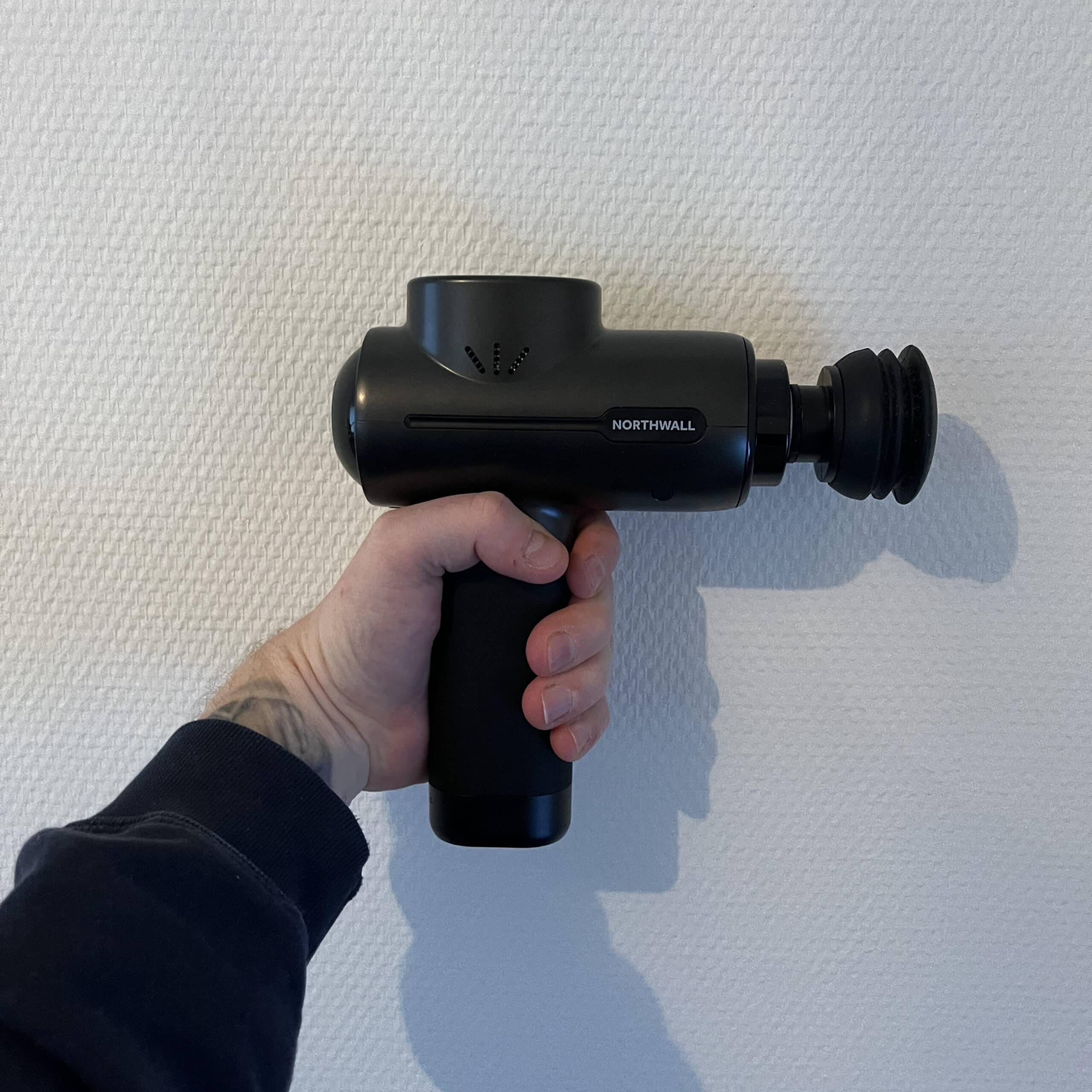 afbeelding van de northwall massage gun in mijn hand