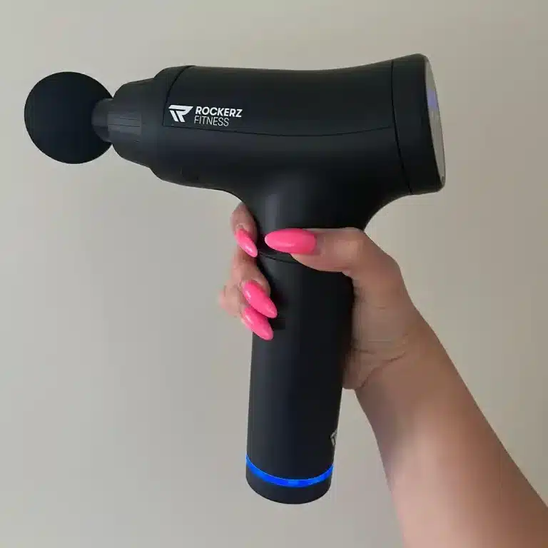 mijn vriendin houdt op deze afbeelding de rockerz fitness massage gun vast