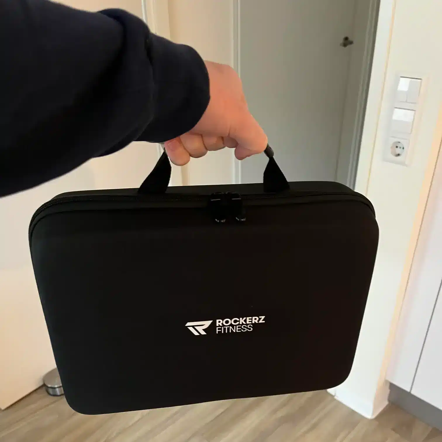 afbeelding van de rockerz fitness massage gun in dichte opbergkoffer