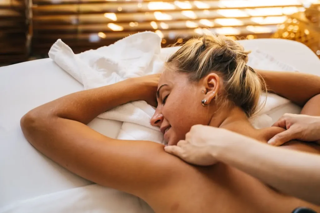 deze vrouw ondergaat een lekkere triggerpoint massage