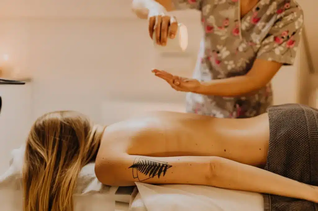 deze vrouw geniet van de voordelen van een massage