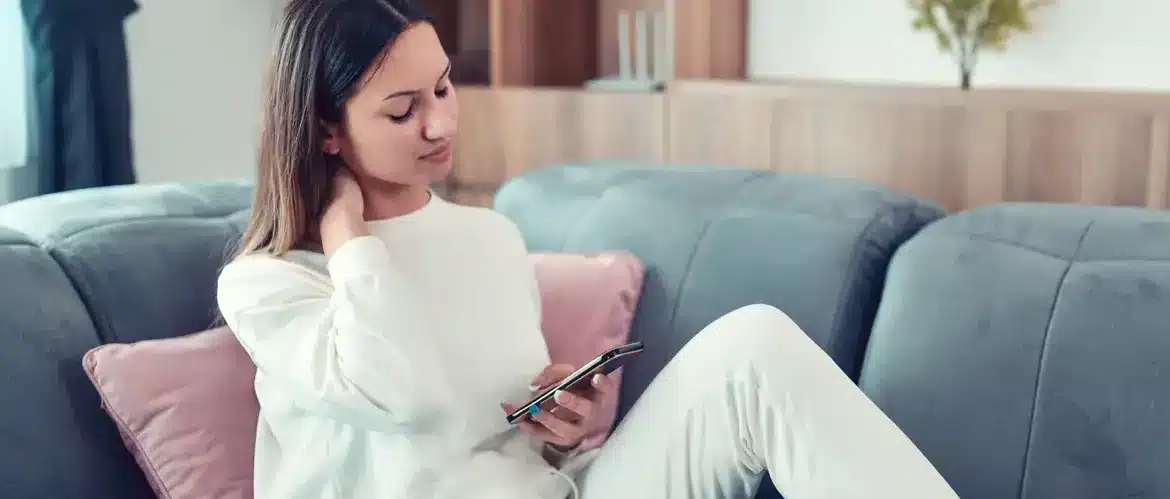 deze vrouw heeft wel behoefte aan een goed massage kussen