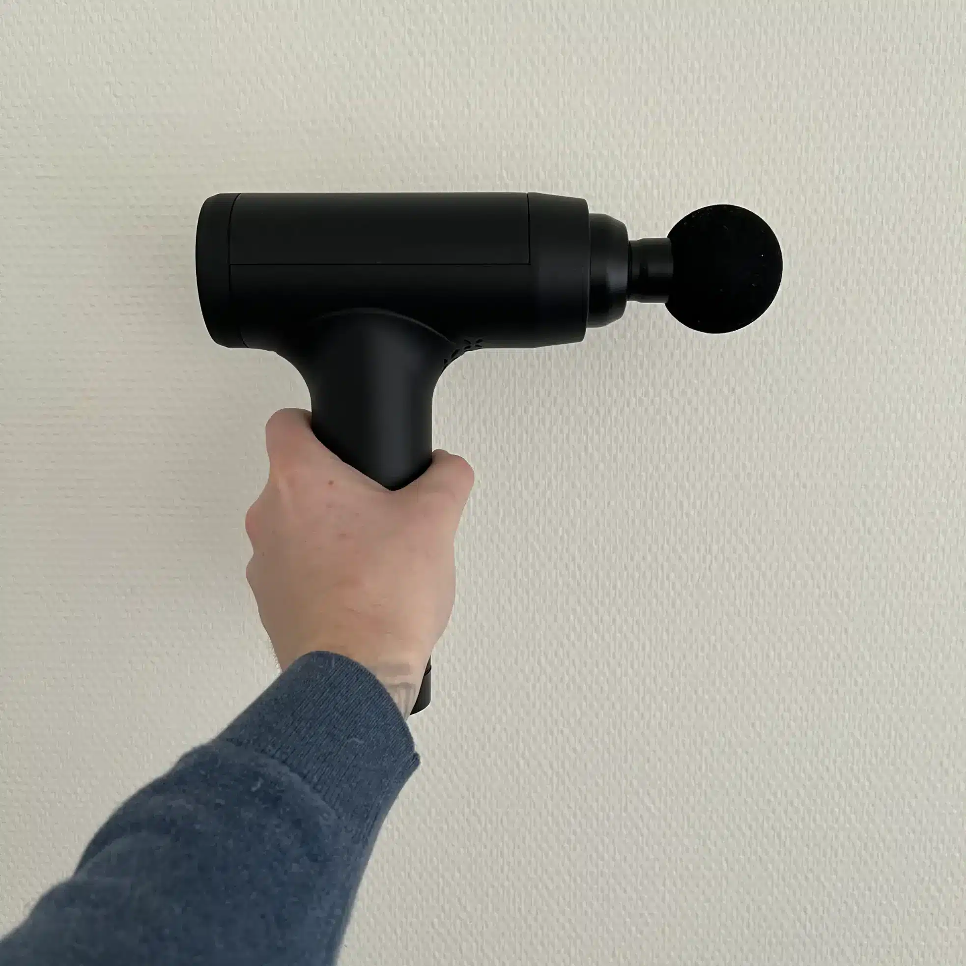 afbeelding van de musclepro massage gun in mijn hand