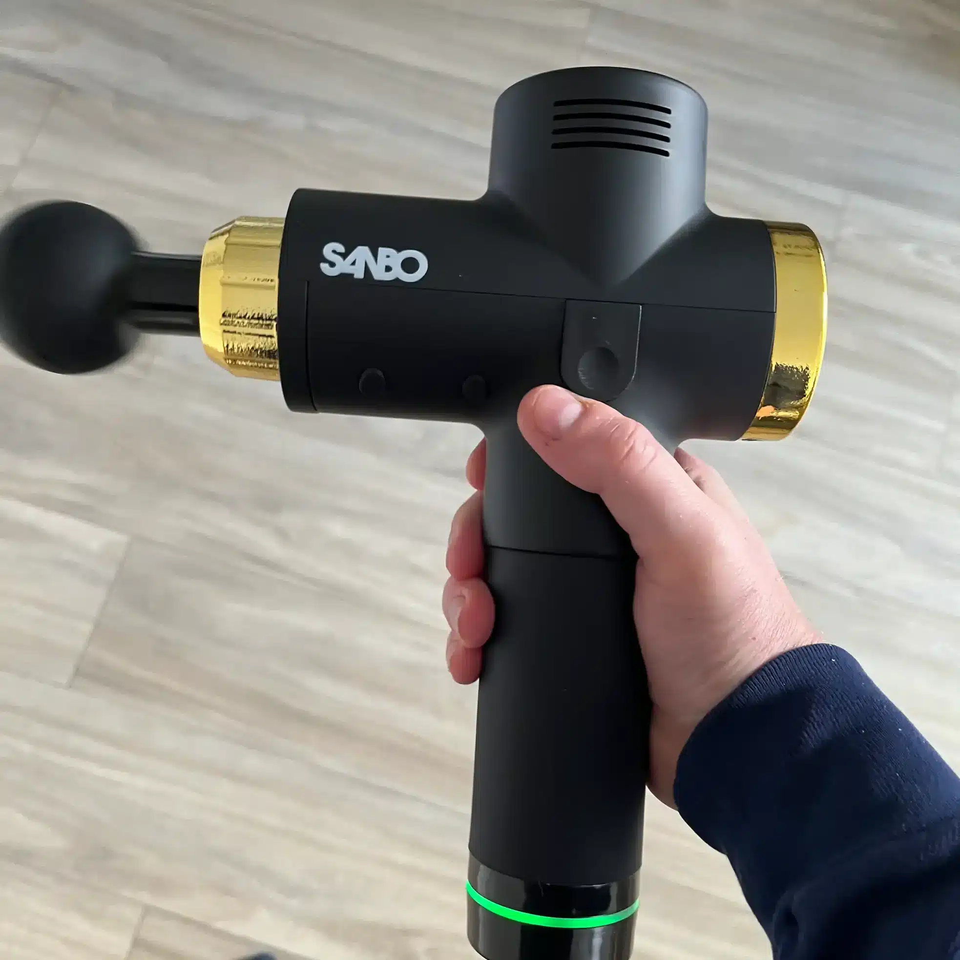 afbeelding van de sanbo massage gun elite in mijn hand