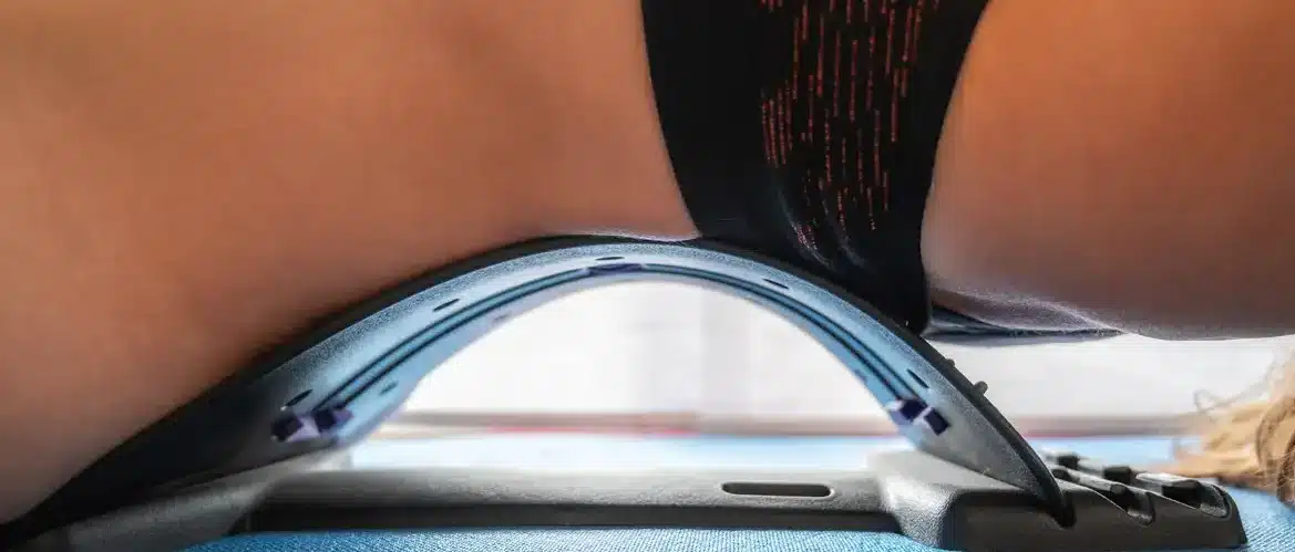afbeelding van een vrouw die een goede backstretcher uit dit artikel gebruikt