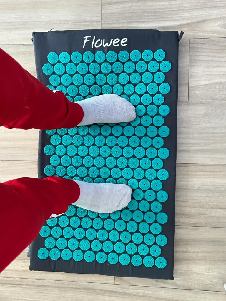 afbeelding van hoe ik de flowee spijkermat voor mijn voeten gebruik