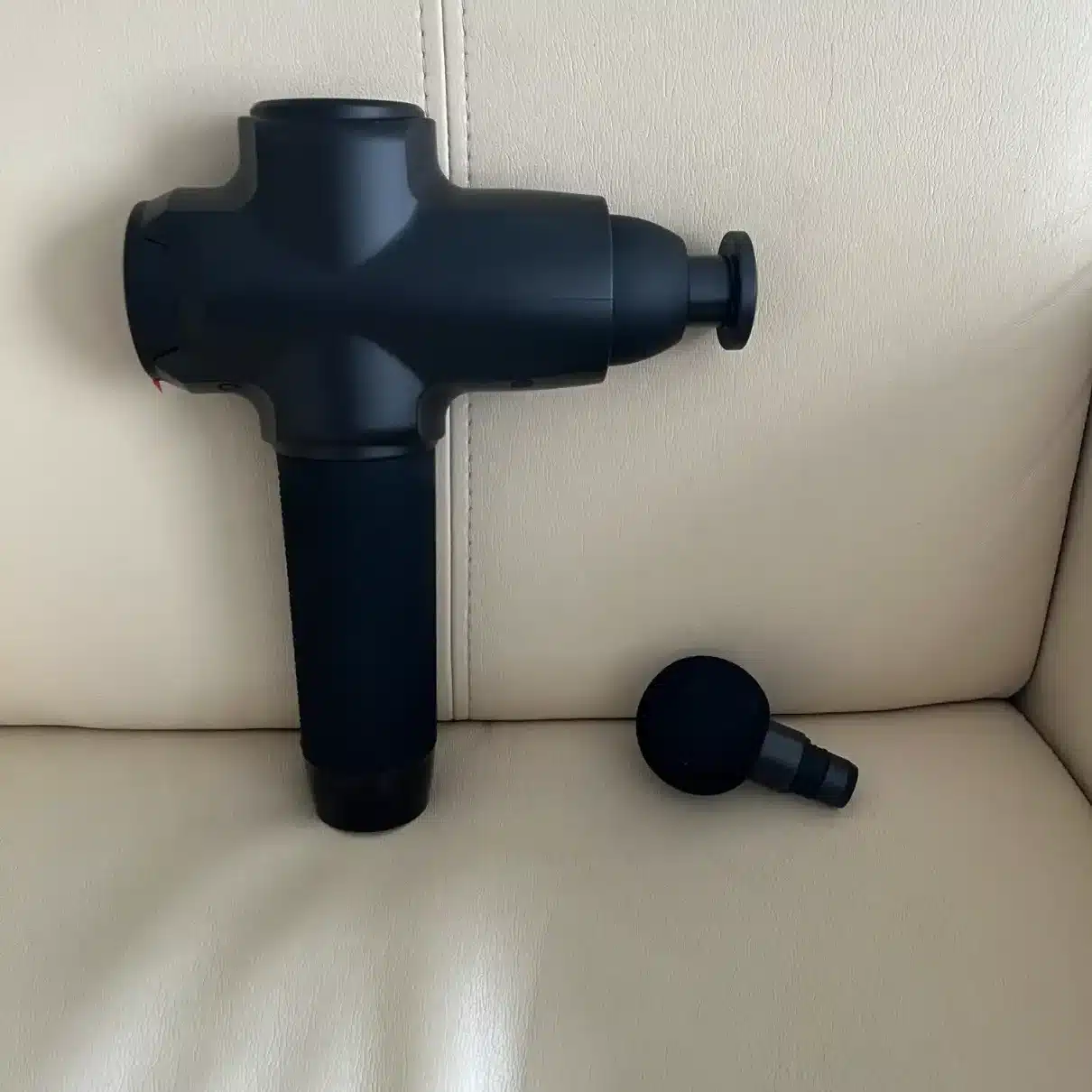 afbeelding van een massage gun met opzetstukken voor hamstring massage