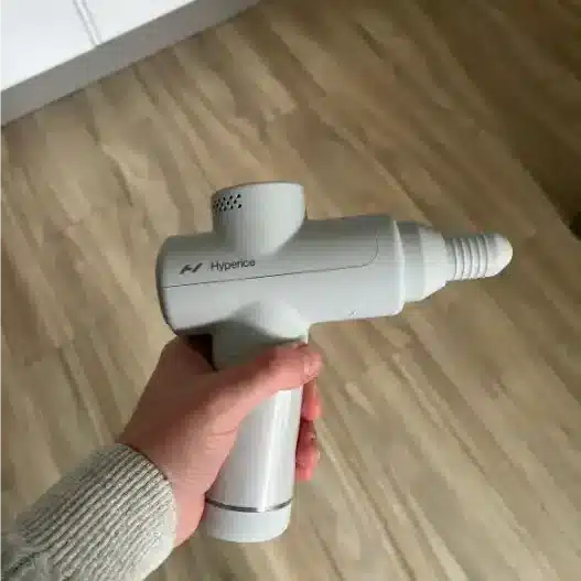 afbeelding van hoe ik een mini massage gun thuis test