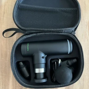Tunturi MG30 mini massage gun in de koffer bij mij op tafel