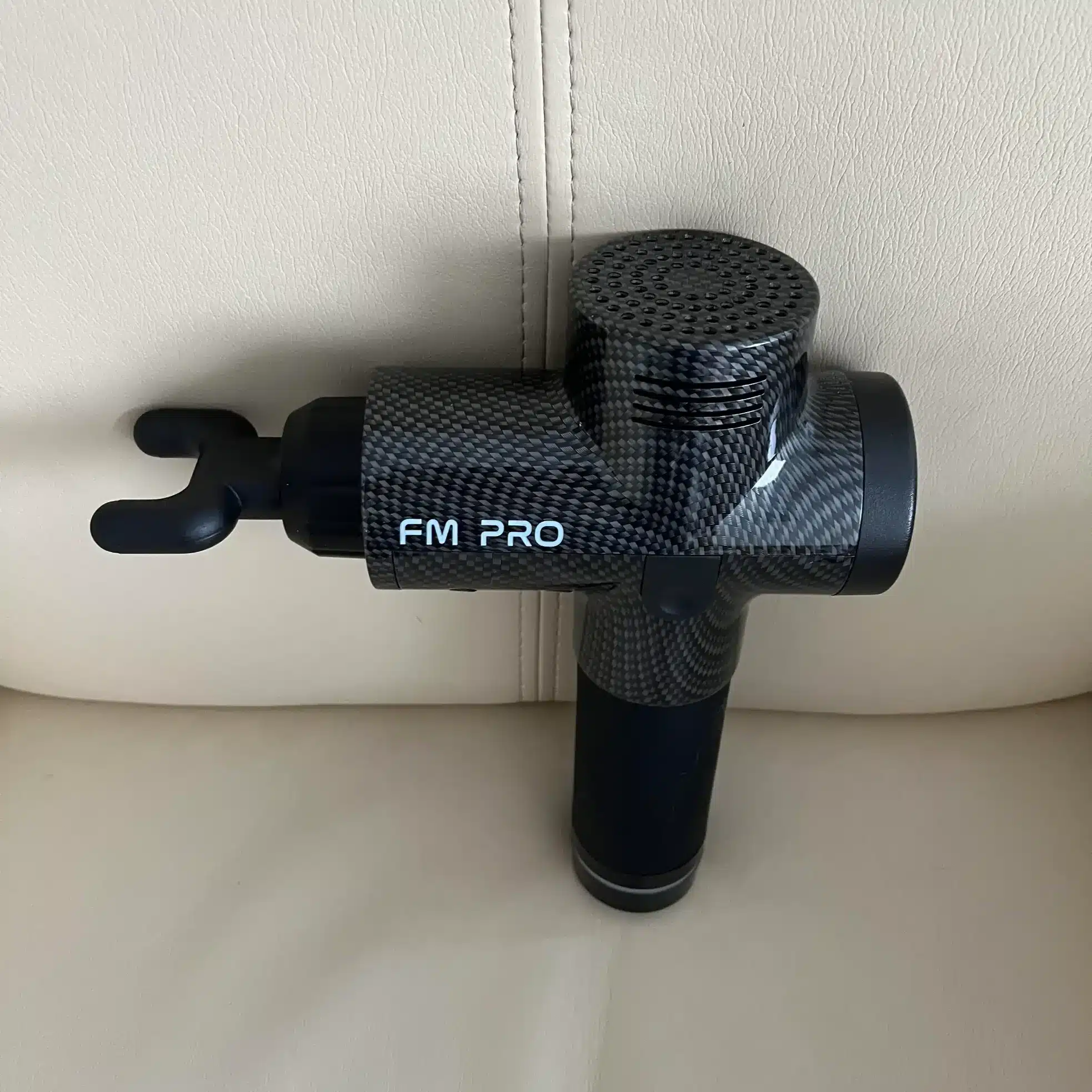 afbeelding van de fysio pro massage gun met opzetstuk voor nek en rug