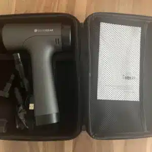 Silvergear massage gun Pro in de opbergkoffer bij mij thuis