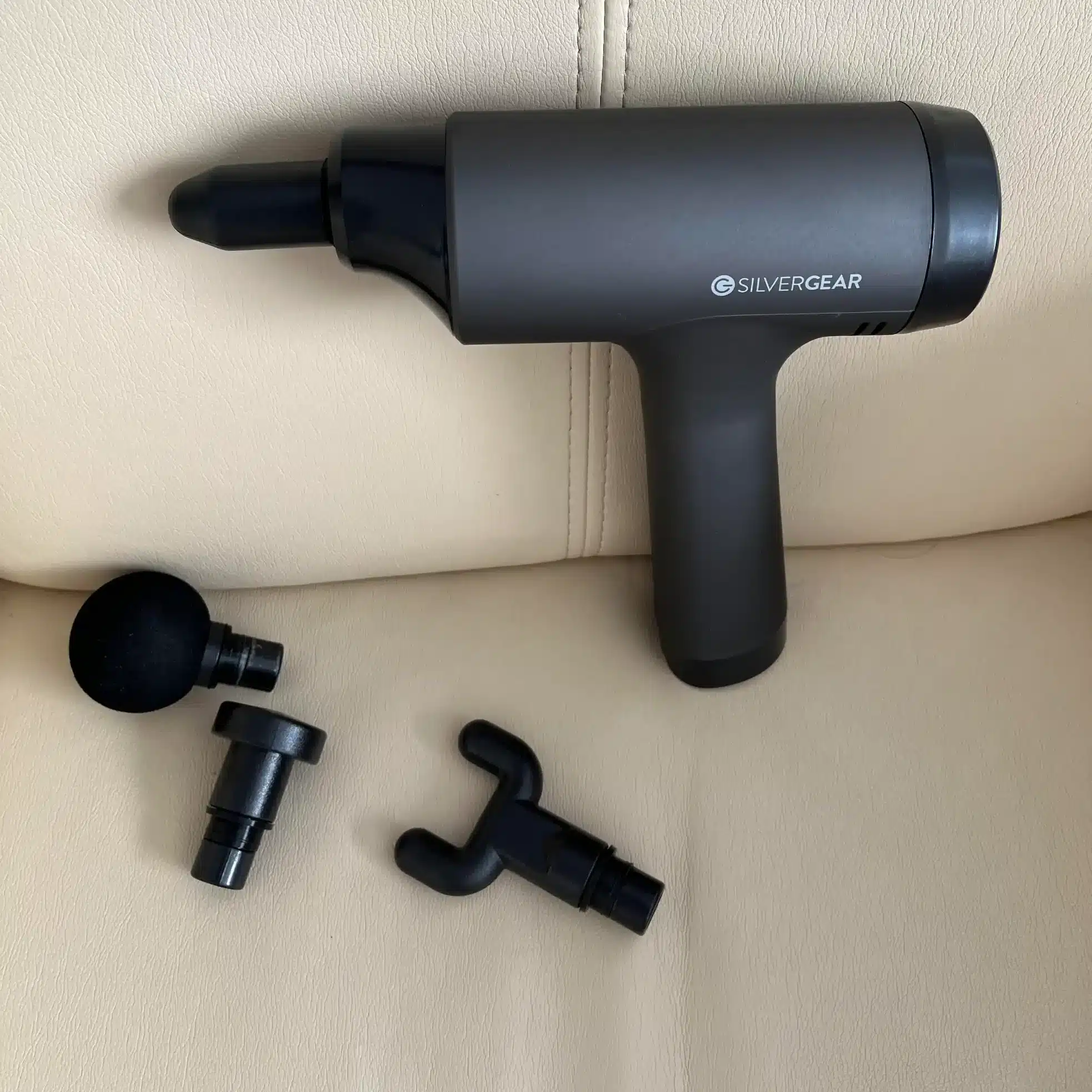 afbeelding van de silvergear massage gun pro met kogel opzetstuk