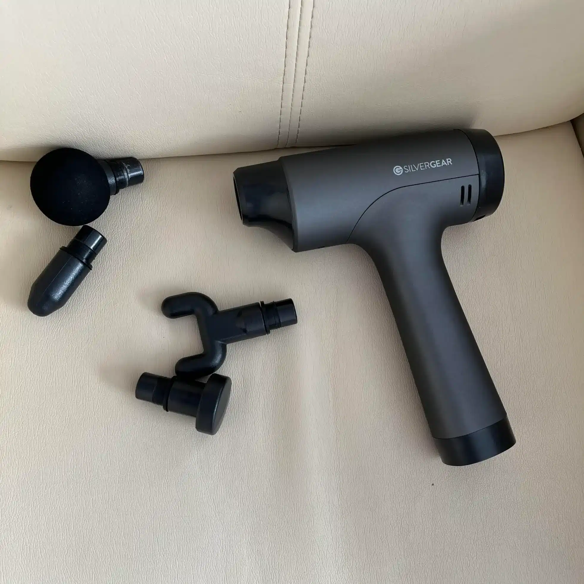 afbeelding van de silvergear massage gun pro met opzetstukken