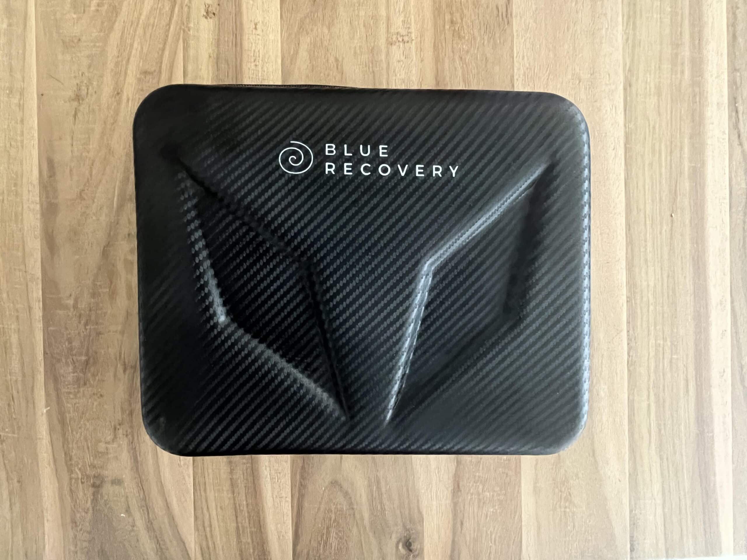 afbeelding van de blue recovery massage gun in haar koffer