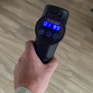 Eerdere Silvergear massage gun van Action in mijn hand